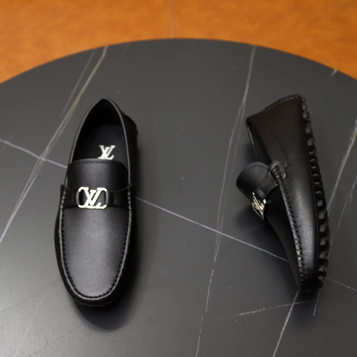 Ex-factory price: 480💰【LV】Louis Vuitton ⚠️High-end men’s driving and pedal series ⚠️38-44 (customized for 45) ⚠️All original cowhide leather! Thick and soft! Made entirely of calfskin lining! The latest non-slip beanie sole! Three-dimensional package technology! Fashionable and classic! Handicrafts! Original high quality! Feel free to compare!